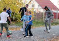 Артём Фидлер и Роман Емельянов в арамильском детском приюте